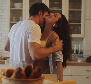 4 Contextual Cues That Turn Women On, According To Sex Researchers